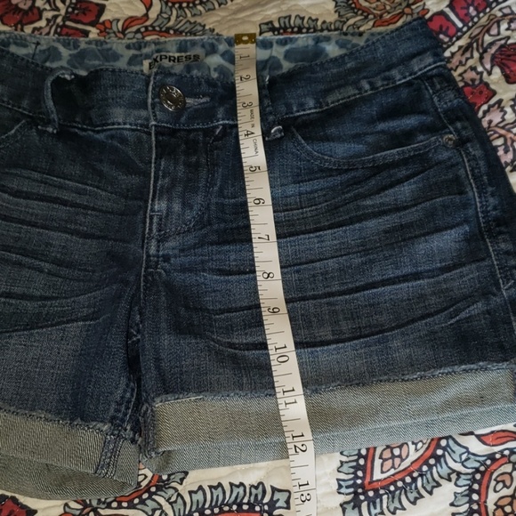 Express Shorts - Picture 3 of 7